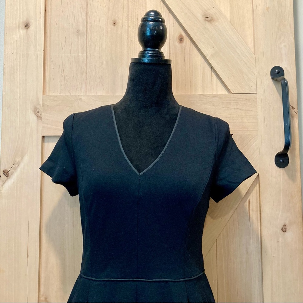 Banana Republic Black Dress with Short Sleeves and V-Neck Stretchy Size 6 - Picture 7 of 16